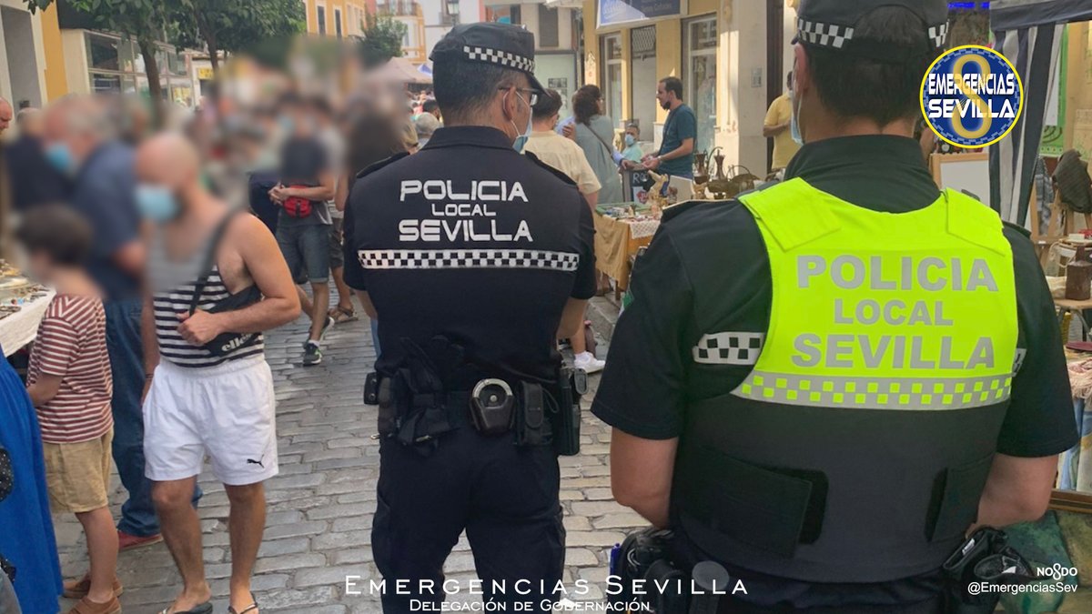 EmergenciasSev's tweet photo. Las nuevas promociones de @PoliciaSevilla comienzan a patrullar los barrios de #Sevilla.
Hoy en el mercadillo más antiguo de #Sevilla, en la calle Feria (s. XIII), cuyo ambiente fue citado por Miguel de Cervantes en "Rinconete y Cortadillo".📜🪶
#Gobernación @Ayto_Sevilla https://t.co/3lDT9ymNTg