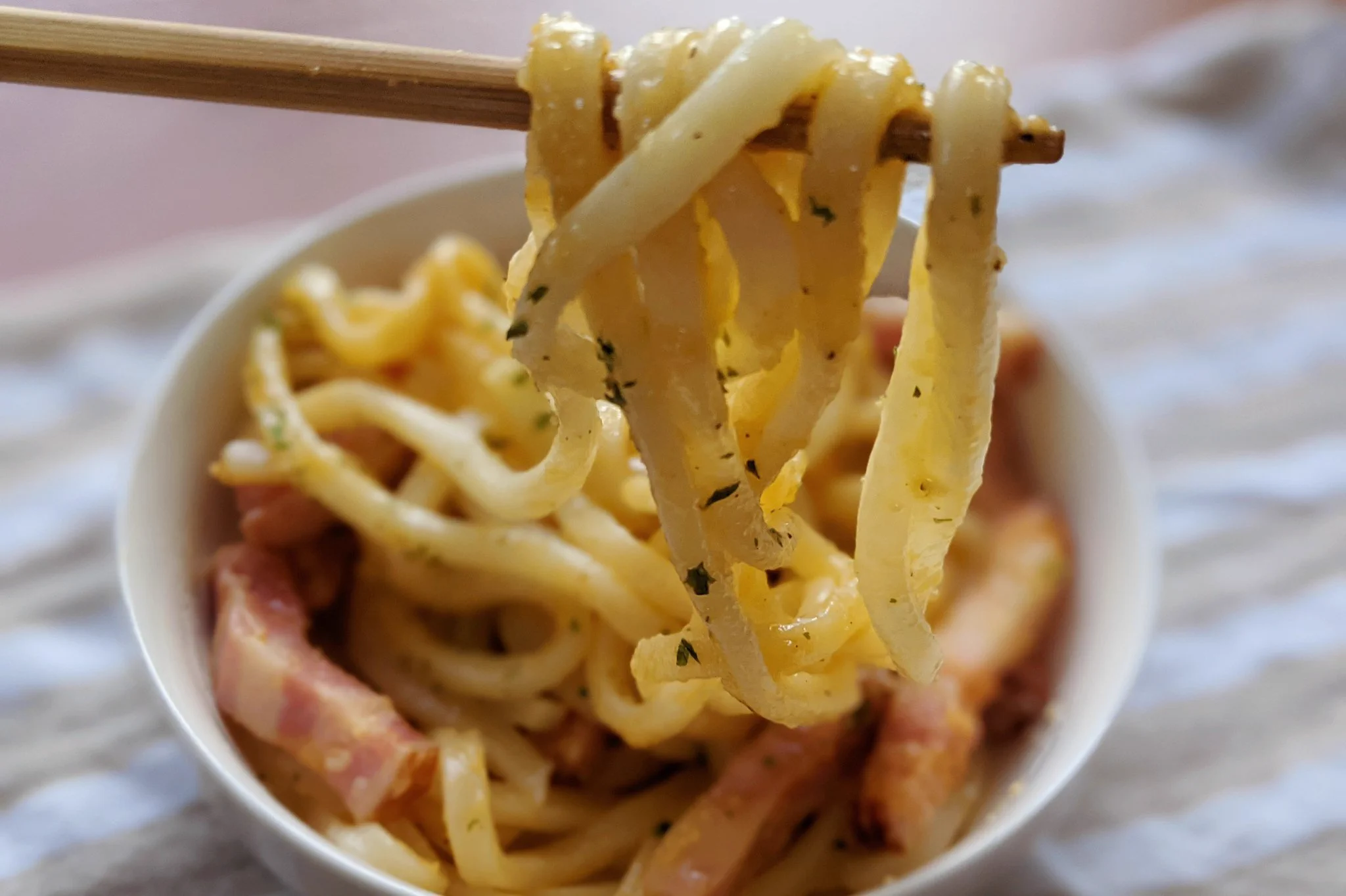 3ステップで作れて、しかもどの工程もとっても簡単！カルボナーラ風うどんレシピ！