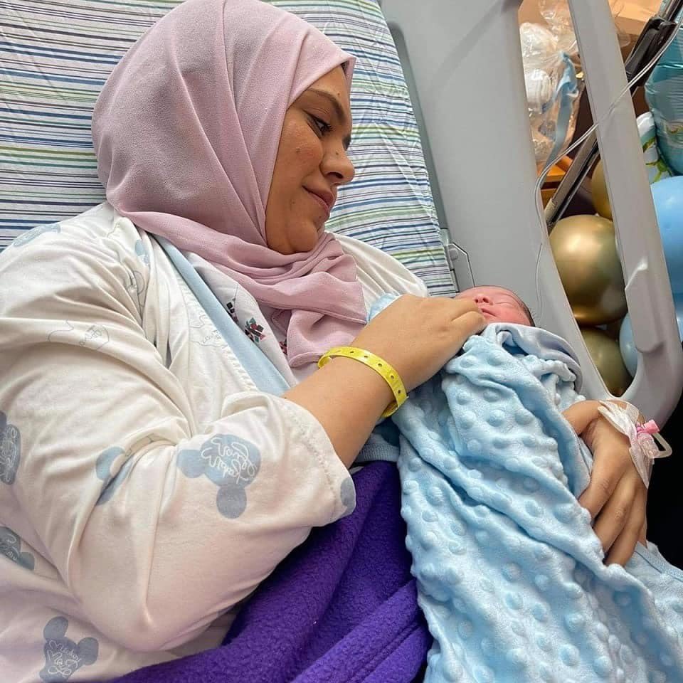 MuhammadSmiry's tweet photo. Anhar al-Deek with her baby after she was released to house arrest. #FreePalestine https://t.co/QVKh3oYHfO