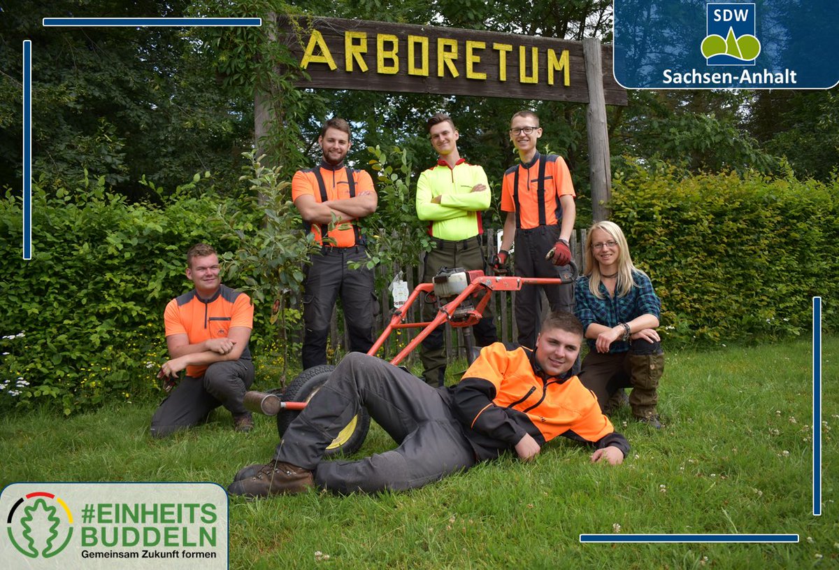 Forstwirt-#Azubis beteiligen sich am #Einheitsbuddeln❤️🌱❤️Ergänzend zum Ausbildungsalltag schlossen sich die #Forstwirt-Auszubildenden des #LandesZentrumWald aus Obersdorf der Kampagne Einheitsbuddeln an und pflanzten im #Jugendwaldheim #Wildenstall einige stattliche #Obstbäume.