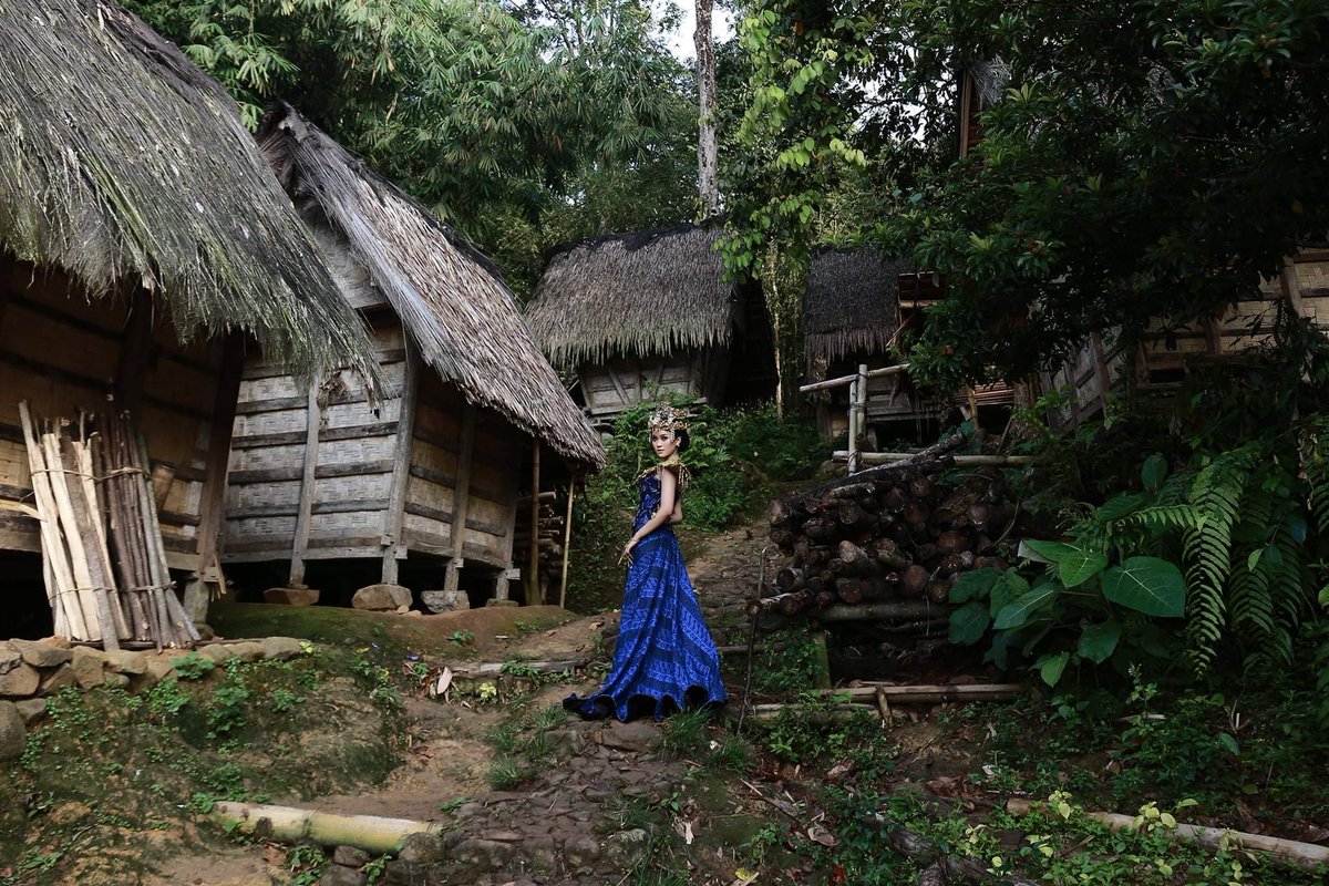 ainariestyaa's tweet photo. sedikit cerita ini adalah salah satu hunting foto tersulit, selain     perjalanan jauh berliku naik motor dan udah pake makeup dari subuh, nyampe2 makeup luntur *yaiyala, terus permukaan jalan tak rata pake heels 10cm pula, ada lagi yang lebih rewel... (cont) https://t.co/oEx6SeUKT4
