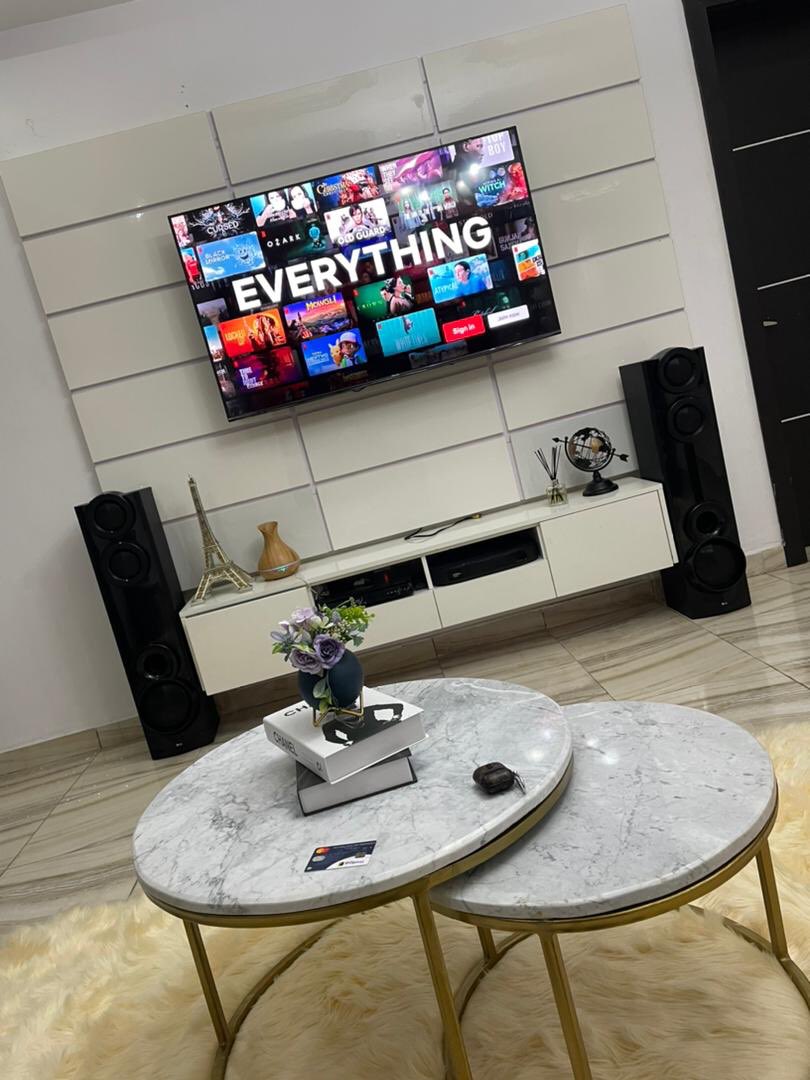 smatluxdesigns's tweet image. We had the opportunity to work on this space, we were able to install varieties of interior accessories to beautify the living room. That’s the goal, Spot the difference in the two frame😊❤️