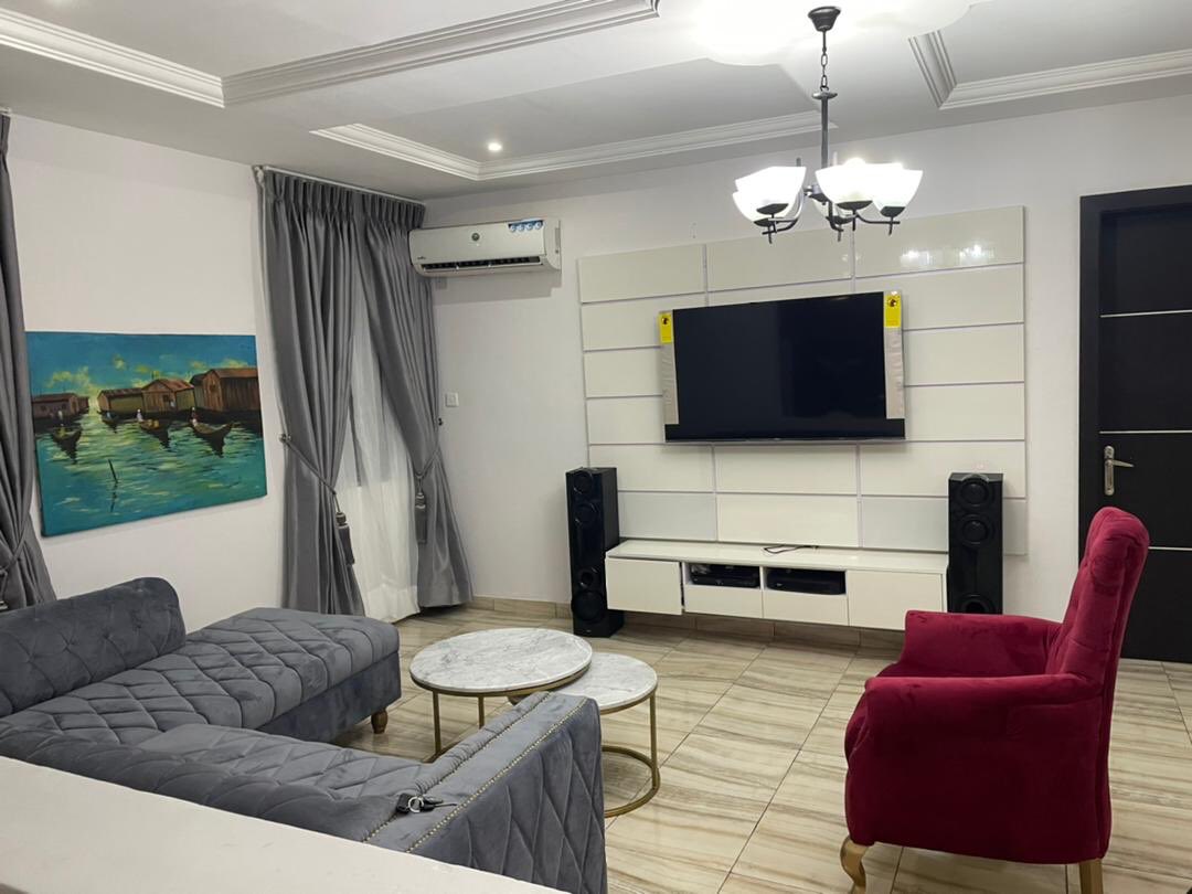 smatluxdesigns's tweet image. We had the opportunity to work on this space, we were able to install varieties of interior accessories to beautify the living room. That’s the goal, Spot the difference in the two frame😊❤️