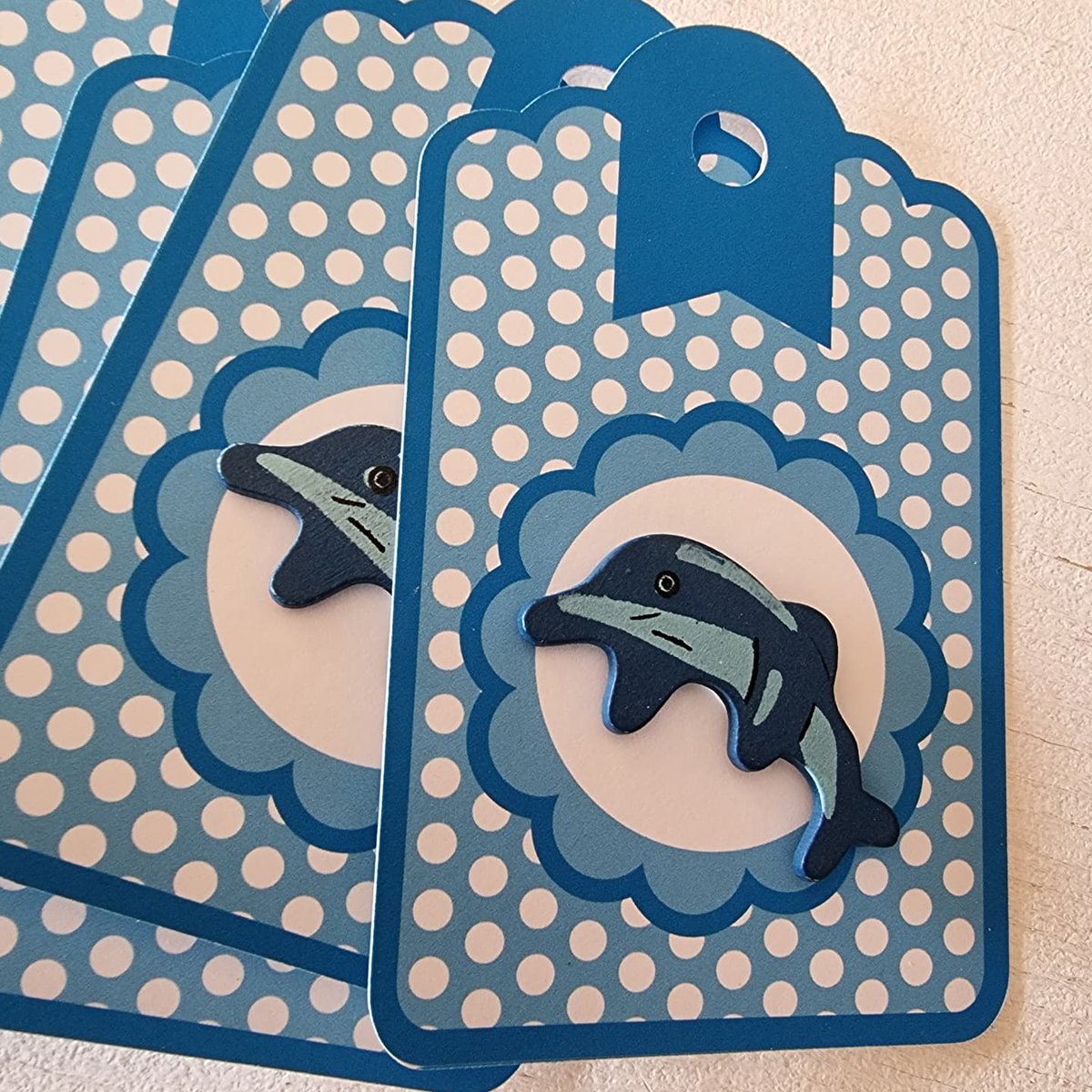 WithLoveLisaK's tweet image. Some more quick and easy tags I made for my mom to welcome guests at their rental holiday house #handmade #handmadetags