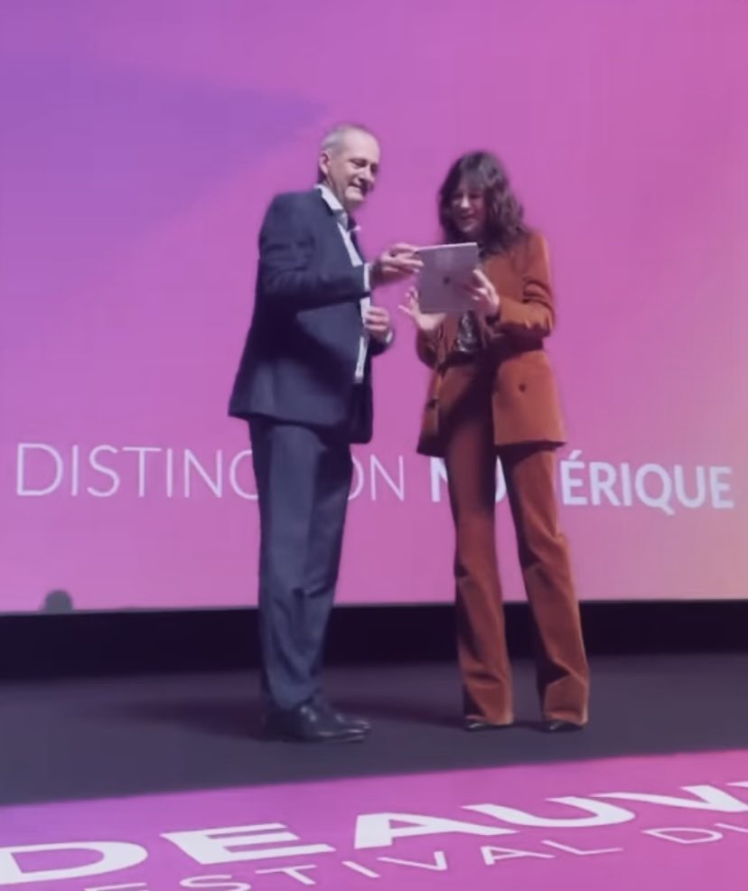 laurent_vallet's tweet image. Immense émotion de remettre hier soir à Charlotte Gainsbourg, Présidente du jury du festival de #Deauville2021, la Distinction numérique de l’INA - plus de 100h d’images et de sons qui retracent la vie et le parcours d'une immense comédienne et réalisatrice #mémoire #transmission