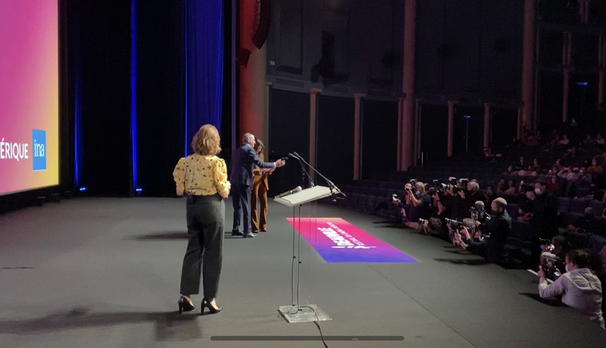 laurent_vallet's tweet image. Immense émotion de remettre hier soir à Charlotte Gainsbourg, Présidente du jury du festival de #Deauville2021, la Distinction numérique de l’INA - plus de 100h d’images et de sons qui retracent la vie et le parcours d'une immense comédienne et réalisatrice #mémoire #transmission