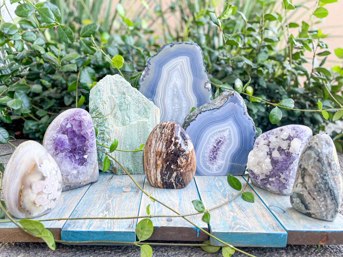 RockMamaGallery's tweet photo. A cutbase is a freestanding crystal or rock that you can put ANYWHERE because it stands up by itself! Come get yours at https://t.co/nEKqnCsTyL <3 
#rocks #crystals #crystalshopping #crystalshop #agate #amethyst #quartz #stones #gemstones #gems #treasures https://t.co/5EVYpUcK1v
