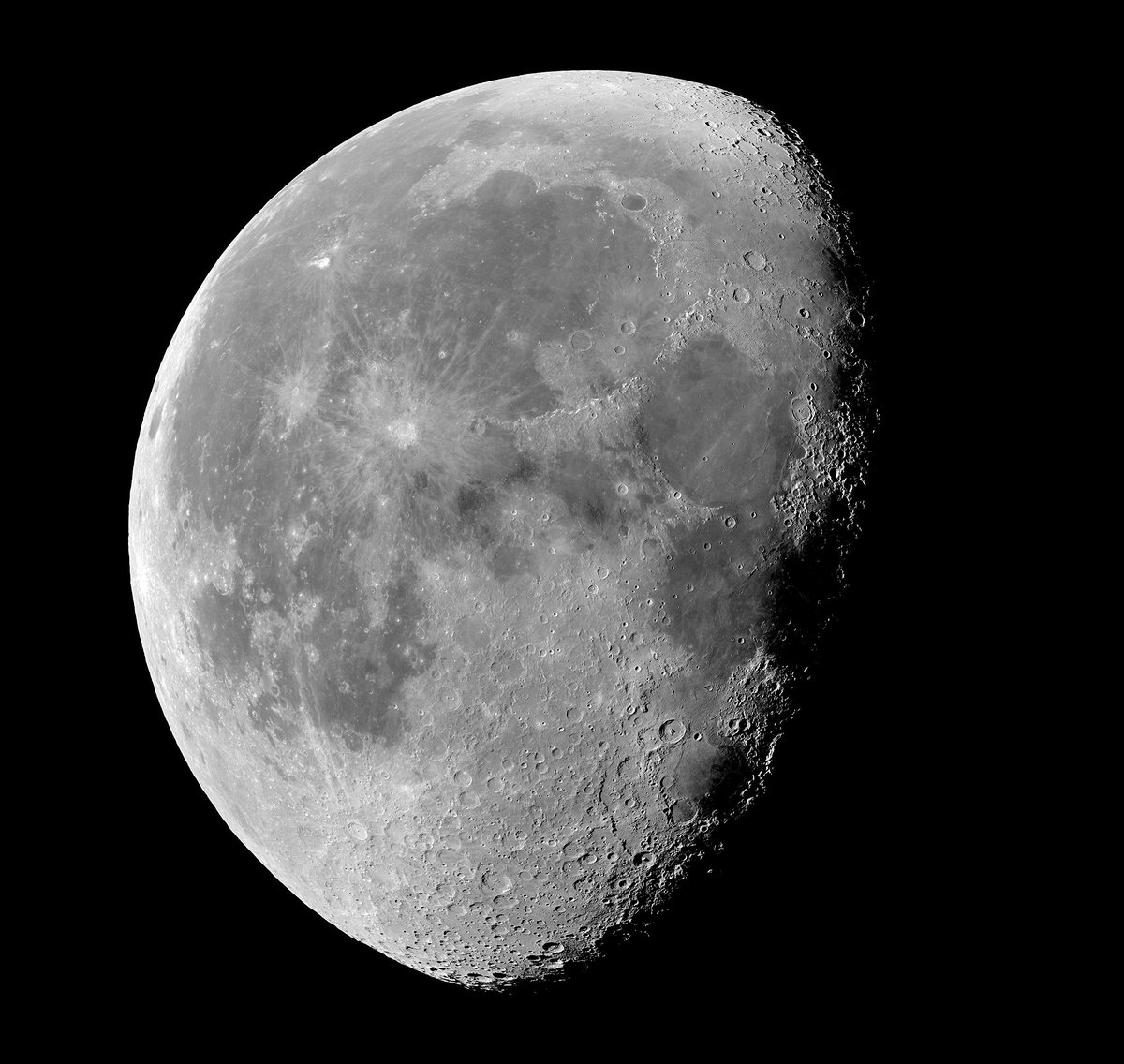 Essas imagens daua foram feitas pelo satélite PléiadesNeo, esse satélite foi lançado para observar a Terra, mas ele resolveu dar uma olhada na Lua, e o resultado é incrível!!!