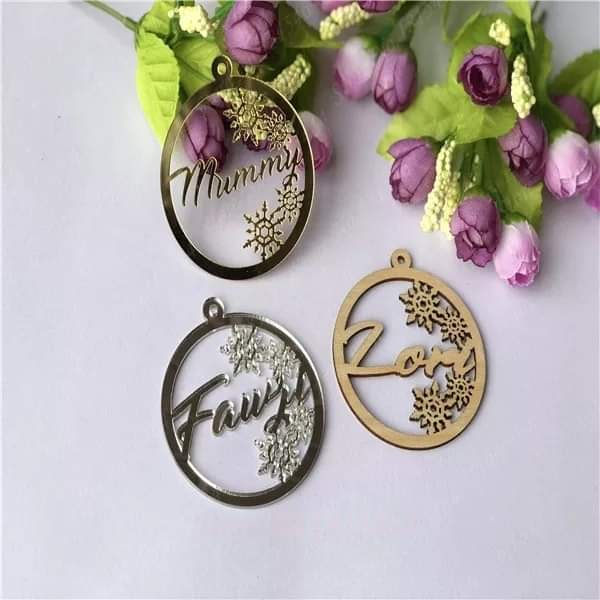 buterflycreate's tweet photo. Personalised Christmas Baubles 
I'm now fully booked for november for these, but in process of making them now! So if you would like one please message me with names ect 
These are only 12€ each &amp; can be glittered ect 
Silver, gold &amp; plain wood 

#handmade #personalised https://t.co/ig3xwOVdih
