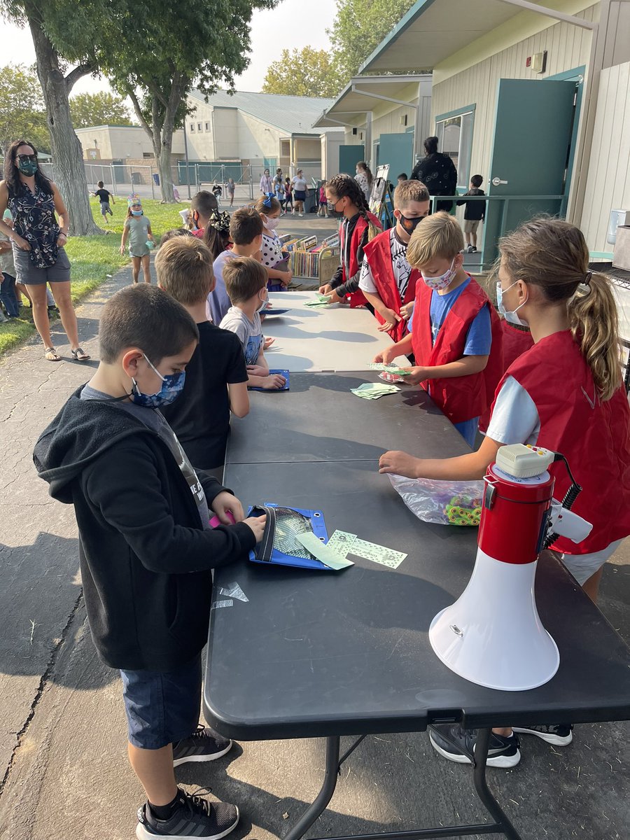 MrDailey_Garin's tweet photo. Garin students cash in their well earned “cougar cash” at our student store. Students can earn cougar cash for demonstrating positive character traits  and for even sharing a joke with a teacher at recess! Thx Mrs. Biggs for organizing a store our students are SO excited about! https://t.co/cd9f1z3gux