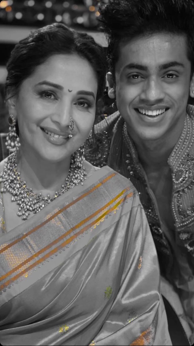 Wow 🤩Loved this B&W pic😍
#MadhuriDixit #KishenBilagali
#DanceDeewane3 💃