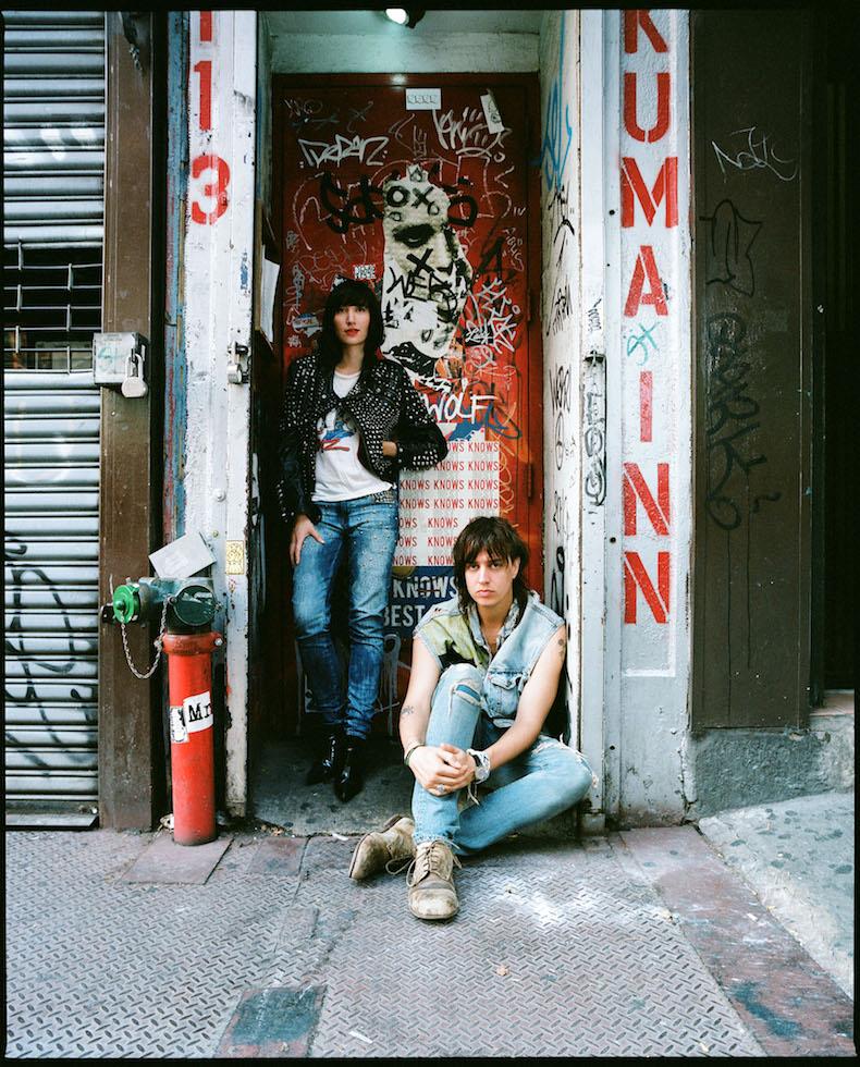 FILTERMexico's tweet photo. #Throwback Karen O y Julian Casablancas se entrevistaron a sí mismos para platicar sobre Radiohead, la escena neoyorquina y la rumorada rivalidad entre Yeah Yeah Yeahs y The Strokes: https://t.co/Y9HOK4NWh0 https://t.co/i97AdZXP7G