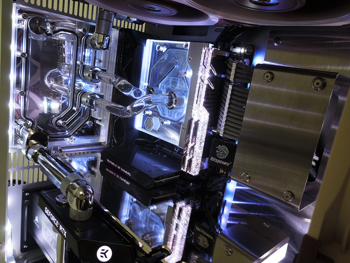 すず自作pc 世界で2番目にスリムなPCケースで自作パソコン｜厚み10cmの極薄