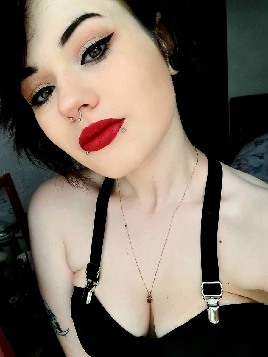 bethabreeflack's tweet photo. Felt cute might make some gore 😈🔪 🩸🖤 
#tribute #send #findom #domiatrix #humanATM #paypig #cashcow #linkinbio #sugarbabylegit https://t.co/wRDlH4UpOS