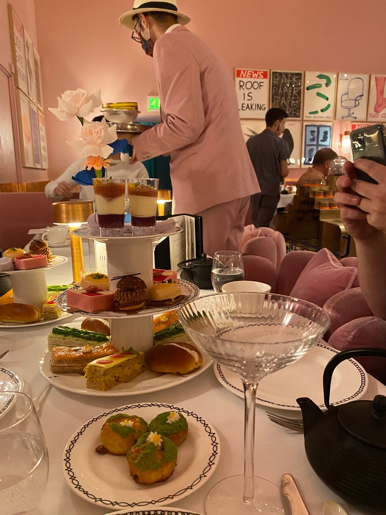 We managed to escape to London last July.
And of course we had to go back to Sketch's tea room -- so over-the-top-pink but oh so good!
Tea just didn't seem enough for the occasion, so we added some English sparkling wine. Have you tasted them? The one we had was excellent!