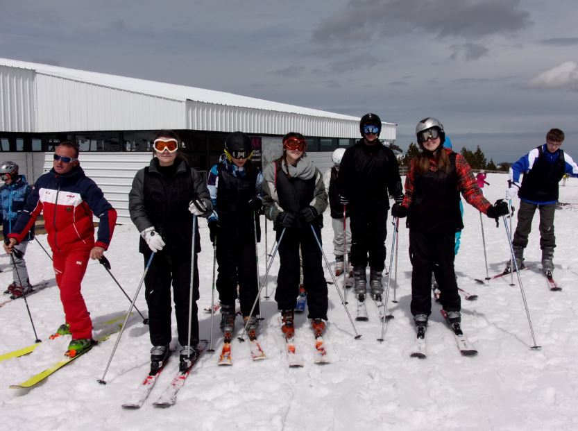 kingju18's tweet photo. Je huuuuurrrleeee sur le site du lycée Guy chauves ya encore les tof de notre voyage au ski 😭😭😭😭 omg big up dorlys @standoff227506 https://t.co/SG6GsMhqyC