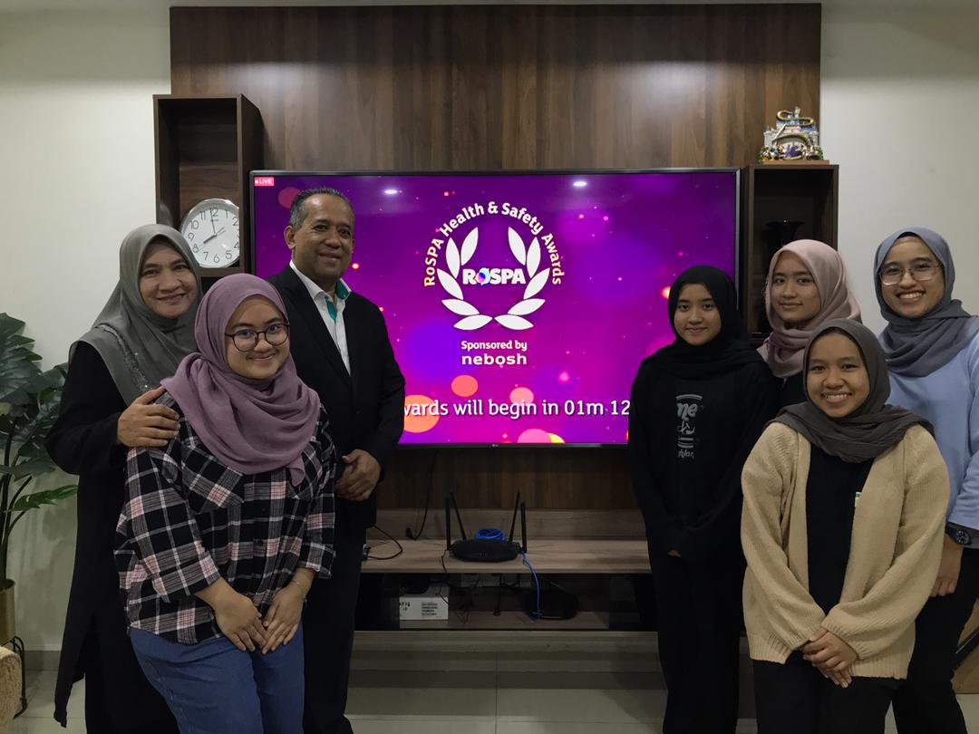 hishadd's tweet photo. Watching ROSPA award with my family from Malaysia!!
@RoSPA
#MRCSB
#PETRONAS
#RoSPAWinner https://t.co/T0SZG3LpSh