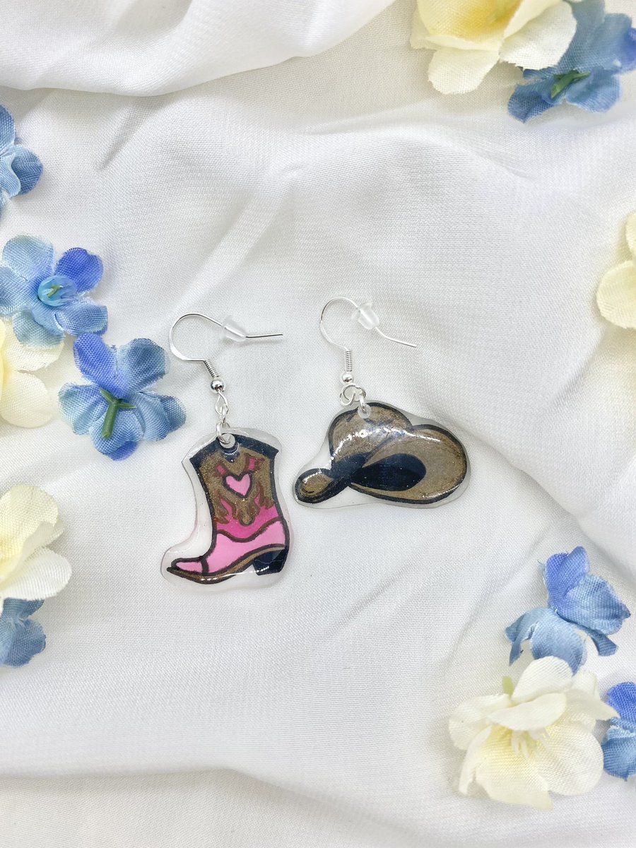 i would love to sell some earrings today!🤗💖dm to purchase anything you see below for just $9 each!❤️‍🔥❤️‍🔥