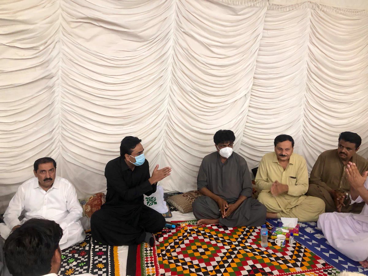 khayam_mm's tweet photo. وزیر آبپاشی سندھ @jamkhanshoro کی جانب سے ان کے حلقہ #PS_62 کے رہائشی ہر دل عزیز شخصیت  فدا حسین گاھو کے غم میں شامل ہوتے ہوے، ان کی رہائشگاہ پر ان کے چھوٹے بھائی امداد علی گاھو کی وفات پر فتح خوانی کرتے ہوے،
اللہ پاک مرحوم کے درجات بلند فرمائے، https://t.co/yLxaRWQgLM