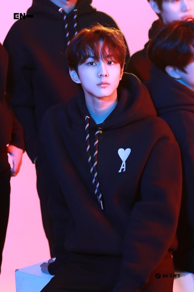 jurigwon's tweet photo. Gua suka heran ma yeoja yang lirik gua

Gua gak ganteng cuman super cuek dingin
Tatapan sinis
Jarang ngomong
Sekali ngomong toxic

Tapi yang ngejar rl gua spek bidadari semua

Untung gua dah punya pacar rl di rp https://t.co/IdkkyjHiW8