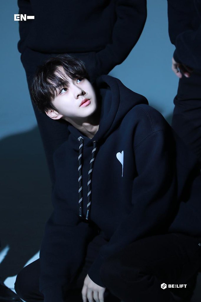 jurigwon's tweet photo. Gua suka heran ma yeoja yang lirik gua

Gua gak ganteng cuman super cuek dingin
Tatapan sinis
Jarang ngomong
Sekali ngomong toxic

Tapi yang ngejar rl gua spek bidadari semua

Untung gua dah punya pacar rl di rp https://t.co/IdkkyjHiW8
