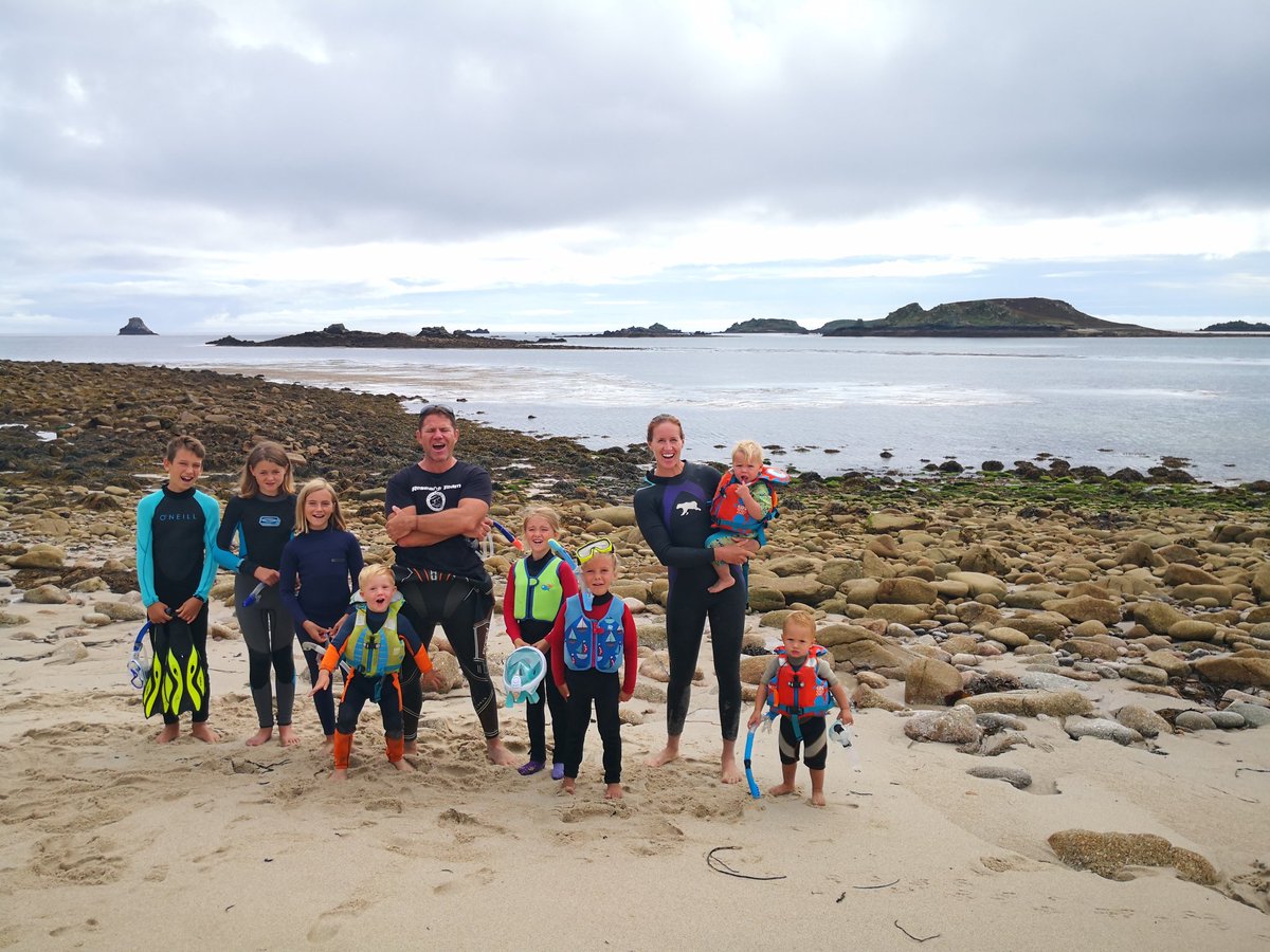 Today 5 of our lovely young supporters met with our #ambassadors @SteveBackshall & @Helenglovergb for a bit of #snorkelling #Scilly fun on @stmartinsscilly! 💦 Epic time had by all & some awesome finds! 💦 We'll share more later! 💦 Thanks Steve & Helen!? 💦 #IslandLife #Nature