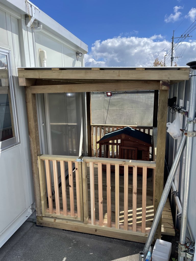 Diy 野生の大工 リアルバンライフ 犬小屋日除け制作 八百屋の仕事をしている時に通りかかった人に犬小屋日除けを作って欲しいと依頼受けて そのままやる流れに こうして繋がりに繋がって今の仕事が成り立っておる ほぼ1日で無事立派な日除け