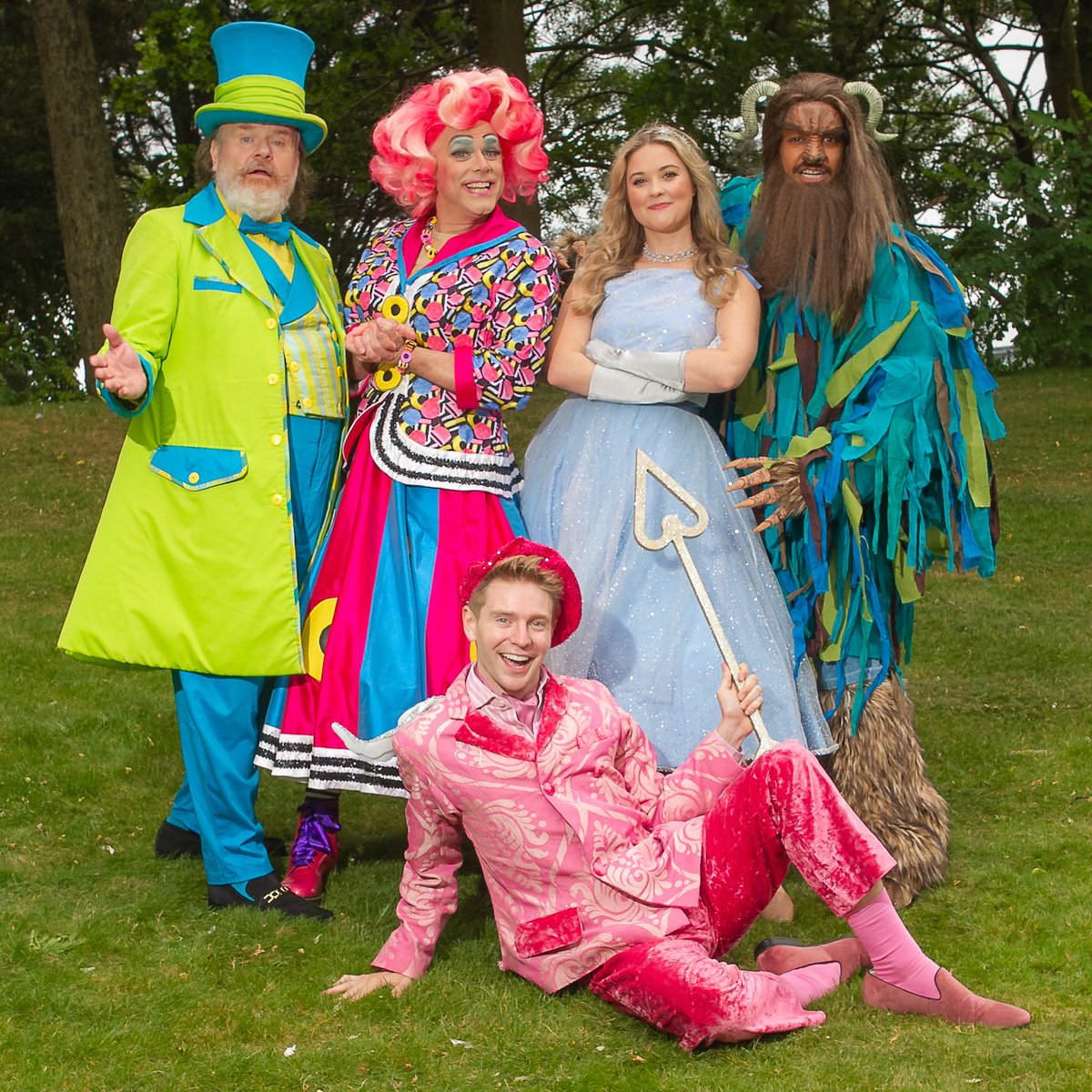 PANTO NEWS is the best kind of news. Look at how fabulous those costumes are! <a href="/realchrisjarvis/">Chris Jarvis</a> is back at the <a href="/LighthousePoole/">Lighthouse Poole</a> with Beauty &amp; the Beast and  <a href="/missmcollins/">Michelle Collins</a> is starring too. raring2go.co.uk/bournemouth/ar…
