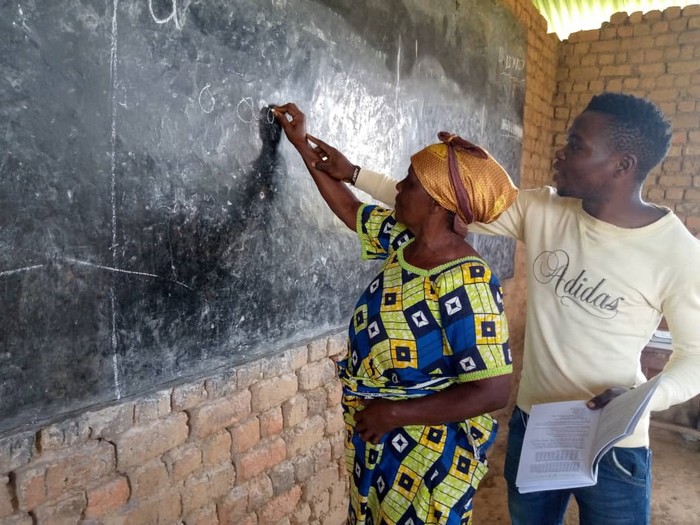 DgmRdc's tweet photo. Journée internationale de l’ #alphabétisation : le PACDF offre un cadre aux communautés locales  pour le cours d’alphabétisation, https://t.co/AZDiJZTO9i https://t.co/FB4wSro17Y