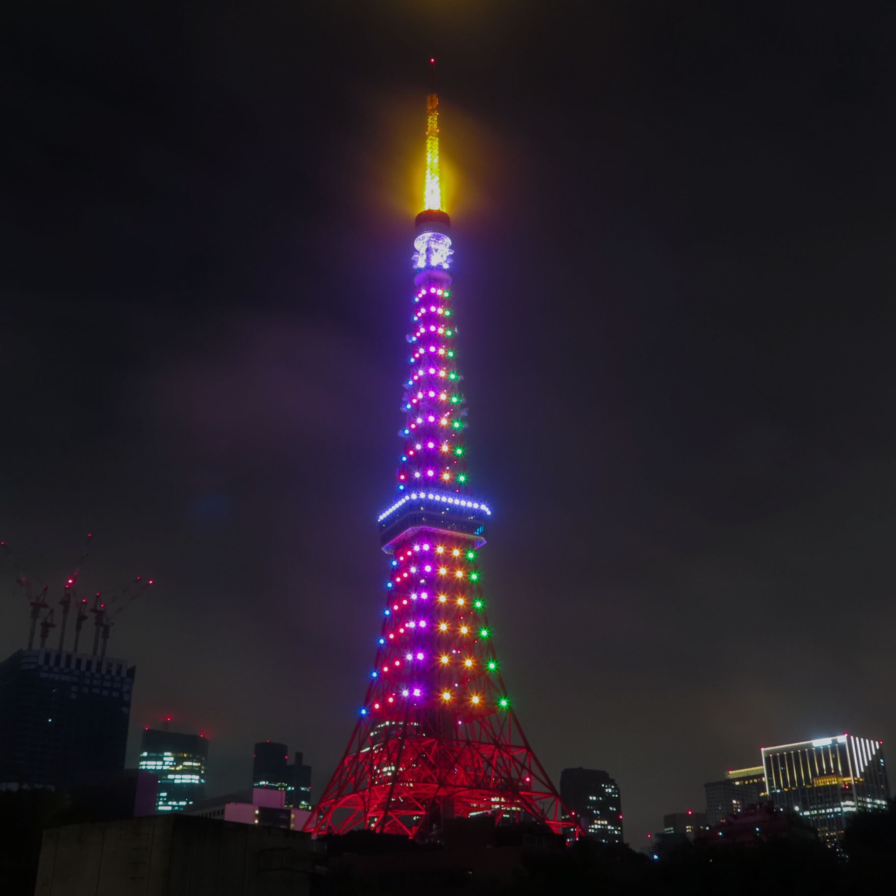 Towerup 今日の東京タワー 9月9日は古来より邪気を払い長寿を願う日ということで 重陽の節句スペシャルダイヤモンドヴェール が点灯しています コロナの終息を希う6色 青 赤 白 ピンク 黄 緑 のライトアップは本日30周年を迎えたsmapのメンバー