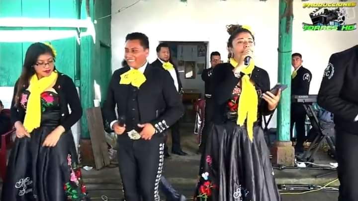 ronyveliz692's tweet photo. 🔴#AlertaRojaMomostenango🔴
Pobladores asisten a fiesta a pesar de estar el municipio en rojo, sin guardar el distanciamiento social.

"Celebrando los 85 años de don Adrian Cuyuch y los 75 años de Juana Sontay” en la  Aldea #Pitzal del municipio de #Momostenango, Totonicapán. https://t.co/eAbeXTVbH9