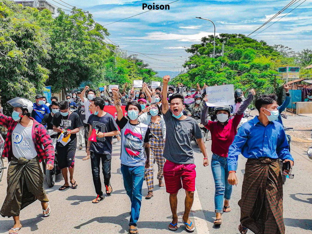 2021Revtweets's tweet photo. Despite the presence of terrorists in the city, the Mandalay Alliance Strike held a protest demanding that military government be overturned immediately.
#DefensiveWarForDemocracy
#Sep9Coup 
#WhatsHappeningInMyanmar https://t.co/liZOJLIFG3