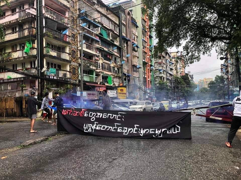 EstellaAung's tweet photo. Despite the tight security, youths shut down Yay Kyaw Road in Yangon's #Pazundaung Tsp &amp; protested against junta terrorism.
#DefensiveWarForDemocracy
#Sep9Coup 
#WhatsHappeningInMyanmar https://t.co/YuddIUt68z
