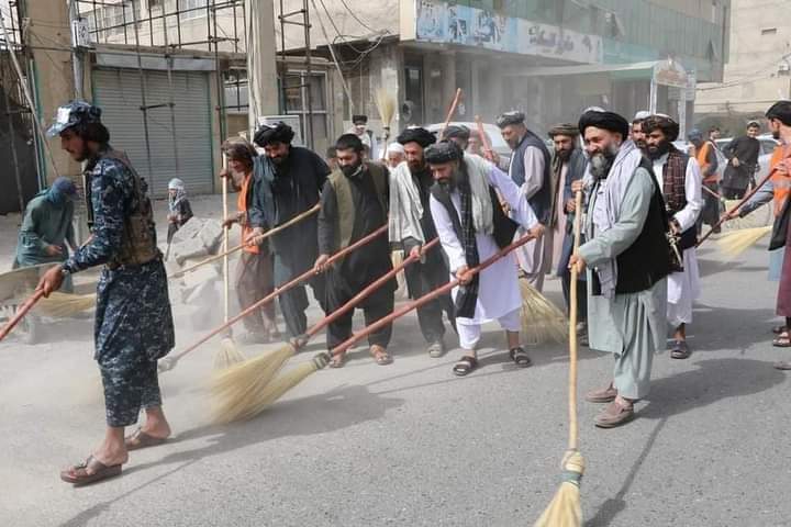 #Kandahar cleaning campaign

The governor of #Afghanistan's Kandahar Province, along with his provincial secretariat staff and citizens, is involved in the city's clean-up drive.

#أفغانستان #KabulAiport 
#AfghanWomen #آؤ_لمبی_لمبی_چھوڑیں_
#Talibans  #Panjsher @mobeenkhan1231