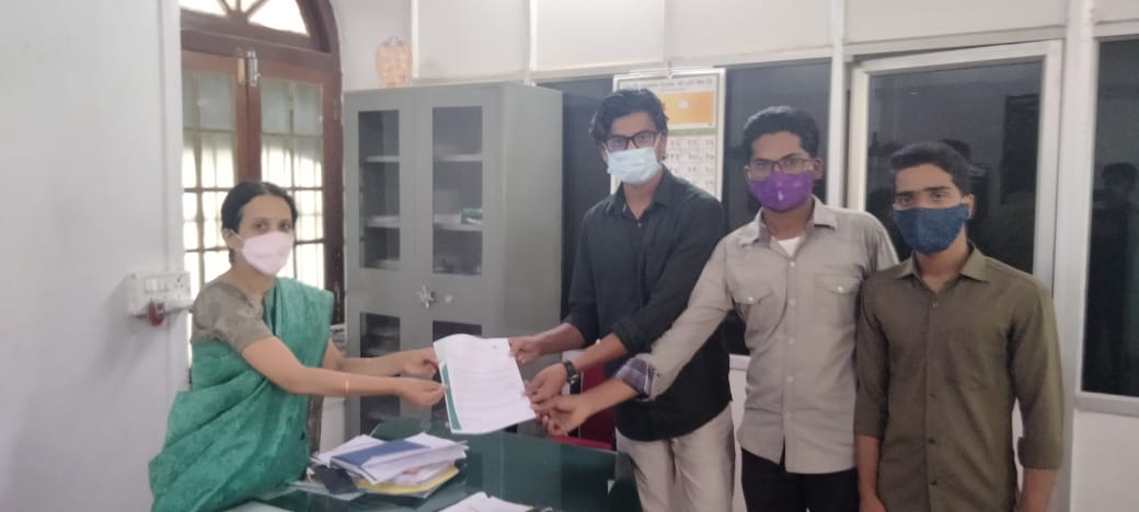 ShibanFaeez's tweet photo. Today Sio Jalgaon Unit Submitted Memorandum to Officer to demanding for Reopening campuses.
(Shiban Faeez Campus Secretary
Sufiyan Shaikh City Secretary
Danish Shaikh North Jalgaon President)
#ReopenCampuses
SIO JALGAON CITY
@mnzSIO
@sioindia https://t.co/SqRdyuTKwR