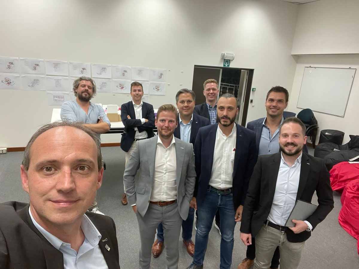 Jaarlijks stelt de inkomende RvB hun beleidsplan voor het nieuwe werkingsjaar voor aan burgemeester Wim Dries en schepen Toon Vandeurzen. Ook dit jaar zal #StadGenk structureel samenwerken met onze kamer. 

#knaldrang #lokaaltalent