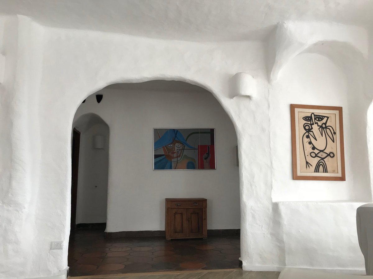 ✍️"Cada paso o cada ladrillo que ponía, me llevaba a caminos inesperados. Casapueblo fue naciendo al paso, modelada por mis propias manos y con la ayuda de pescadores y amigos no influenciados por la arquitectura formal." Paez Vilaró✍️