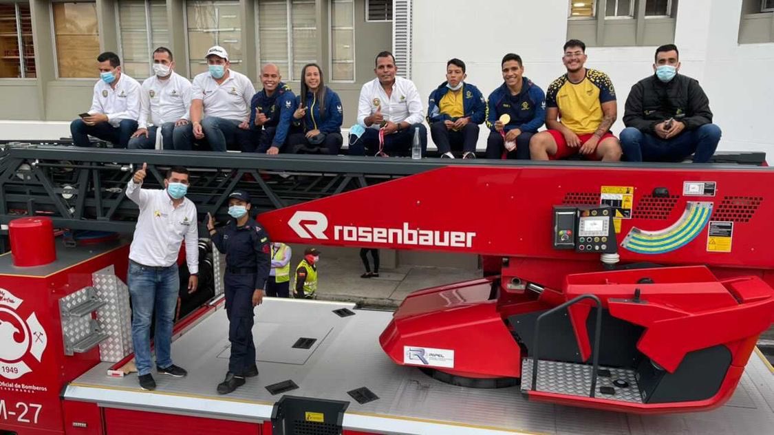 COLParalimpico's tweet photo. ¡Ídolos! 🐆😍

Santander realizó un espectacular recibimiento para los #imPARAblesEnTokio 🐆 de la región y con carro de bombero celebraron la histórica participación de los nuestros. 

📸: @indersantander https://t.co/zs0WQJMFsu