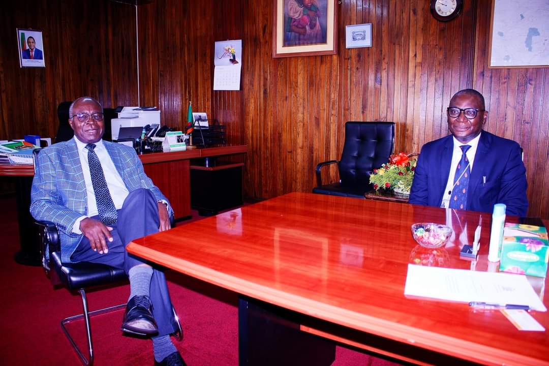 Mwebantu's tweet photo. FINANCE MINISTER MEETS ACTING BANK OF ZAMBIA

FINANCE Minister Dr Situmbeko Musokotwane and Acting Bank of #Zambia Governor Dr #Francis #Chipimo met early this afternoon to discuss macro-economic matters.

(Picture by MoF) https://t.co/hrJ5muBRpW