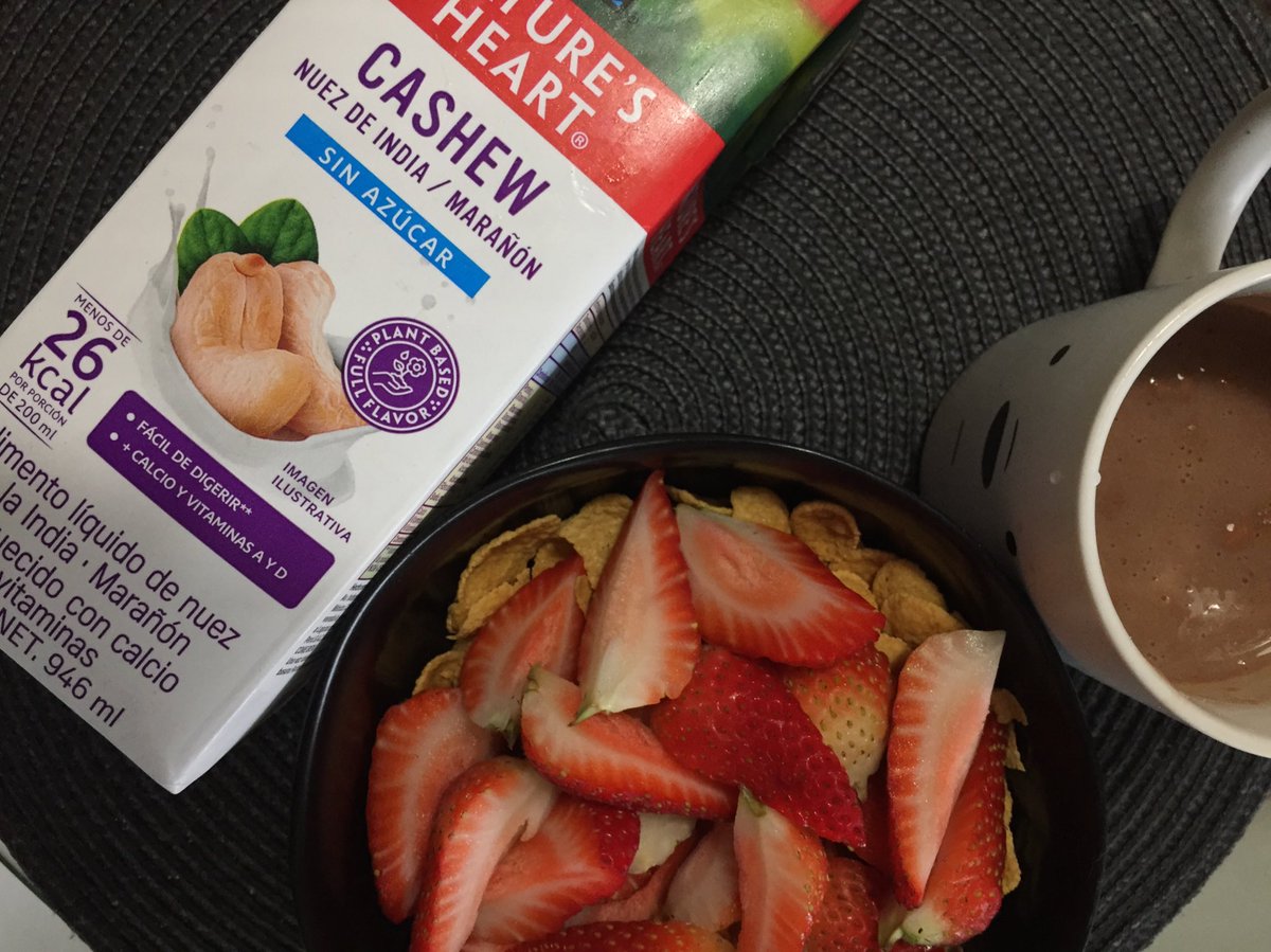 vegallaura's tweet photo. El desayuno de la nueva programación:

🔻 Hojuelas de maíz sin azúcar 30 gr
🔻 Fresas 200 gr
🔻 Bebida de cashew 200 ml
🔻 Proteína en polvo 1 scoop https://t.co/figeMJa4ua