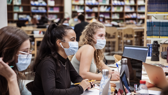 Sorbonne_Univ_'s tweet photo. Parce que les 2 dernières années ont été difficiles, la Fondation Sorbonne Université lance un nouveau programme de #bourses afin de permettre aux étudiantes et étudiants de @Sorbonne_Univ_ d'avoir les moyens de leurs ambitions : Passeport Tremplin 💪 https://t.co/diNQOWBE7c https://t.co/1PY1YmSCAf