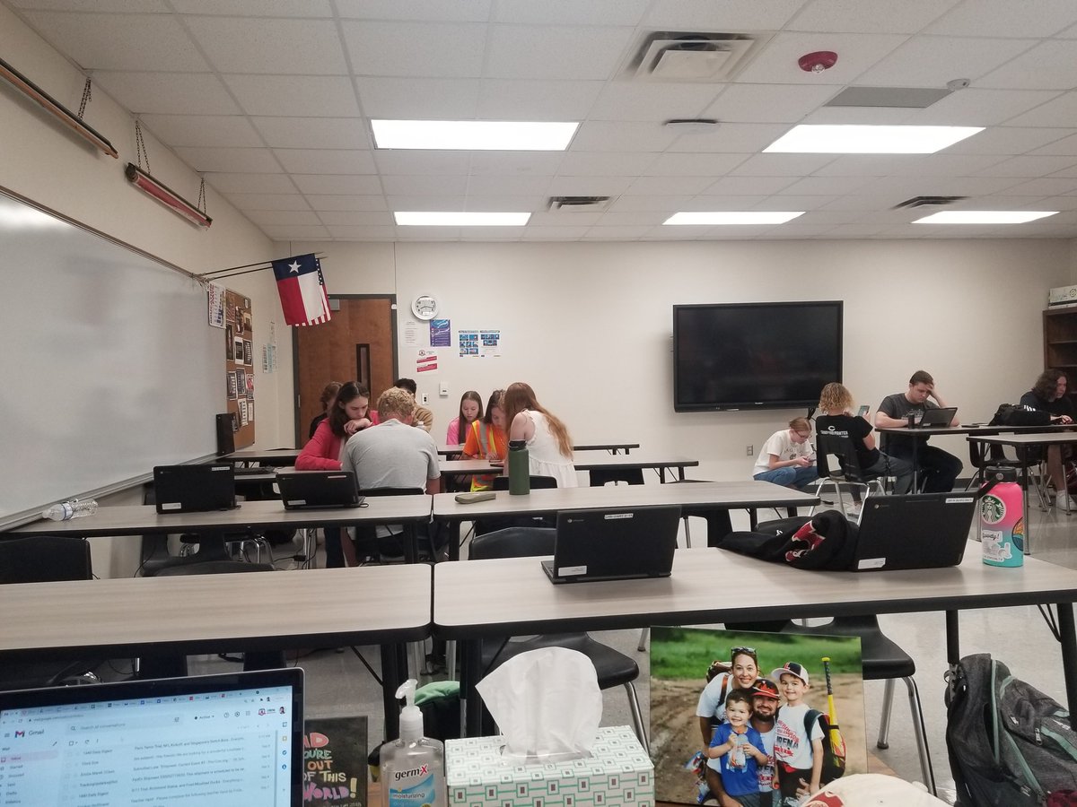 CoachCarp09's tweet photo. First test of the year, quizlet live for the win! #LISDFutureFocus #LHS_Leopards https://t.co/eeP9iZelKl