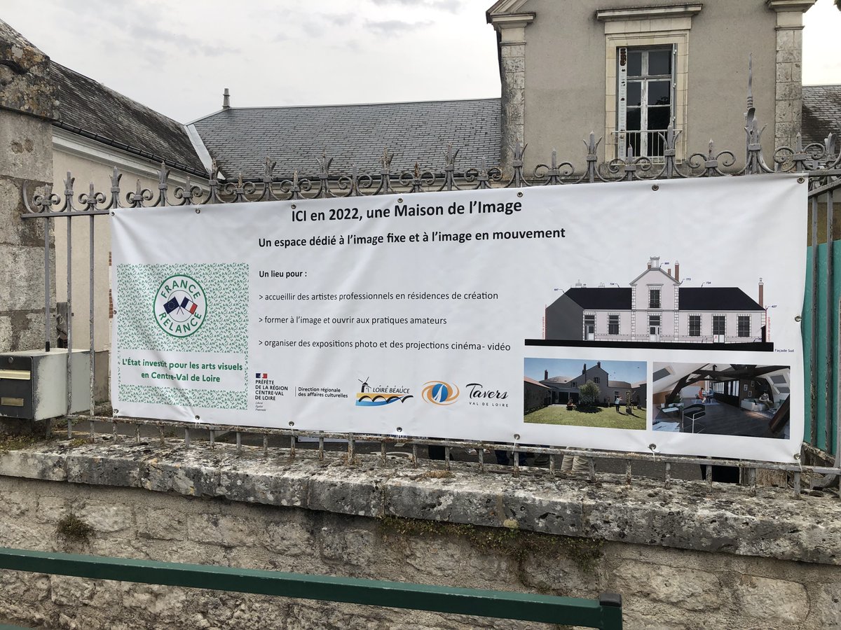 Prefet45_Centre's tweet photo. Présentation du projet de la Maison de l'Image à #Tavers, soutenue par #FranceRelance à hauteur de 180000€. Les travaux vont permettre la création d'une maison de l'image, pour accueillir les artistes professionnels & amateurs. En présence du secrétaire général Benoît LEMAIRE https://t.co/S4UuZGj93E