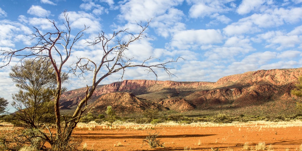 #PopQuiz answer:

Mount Augustus in Western Australia. It's 1,105 metres tall &amp; is bigger than Uluru (Ayer's Rock) which is 863 metres high.

Share this &amp; more #science facts from our <a href="/Empiribox/">Empiribox</a> @ Home #KS2 Rocks module 👇

home.empiribox.com

#quiz #teachers #schools
