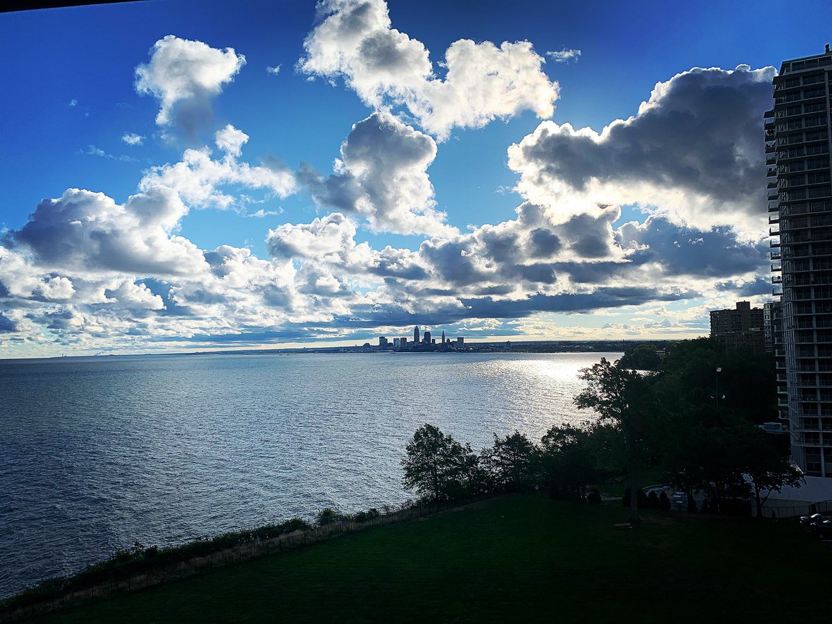 Morning views #cleveland
@SamRobertsWX @KellyDWeather @NWSCLE @clevelanddotcom 
 #cle #lakeview #ohio #lakeerie #lake #theland #thisiscle #sunrise #cityskyline #clegram