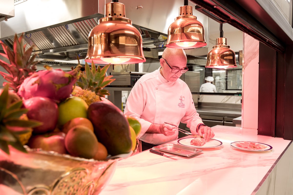 Wellington Hotel & Spa Madrid (@hotelwellington) on Twitter photo La receta secreta se encuentra dentro de nuestras cocinas.
En manos siempre, de uno de los mejores Chefs de la capital <a href="/ChefLibrero/">Javier Librero</a> La receta secreta se encuentra dentro de nuestras cocinas.
En manos siempre, de uno de los mejores Chefs de la capital <a href="/ChefLibrero/">Javier Librero</a>