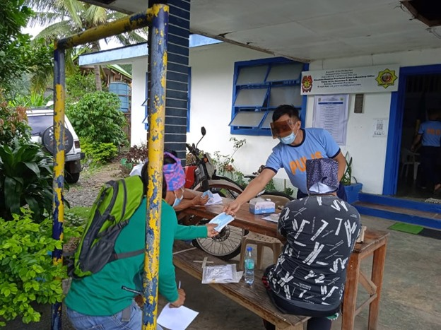 mtprovince_pfu's tweet photo. On September 9, 2021 at about 9:30 AM, personnel of this office, distributed face mask to the clients infront of the NSU Building, Camp 1st Lt. Geronimo F. Montes, Bontoc, Mountain Province as part of Barangayanhihan program.
#TeamPNP
#WeServeAndProtect
#PNPKakampiMo https://t.co/sdRwNgk0ND
