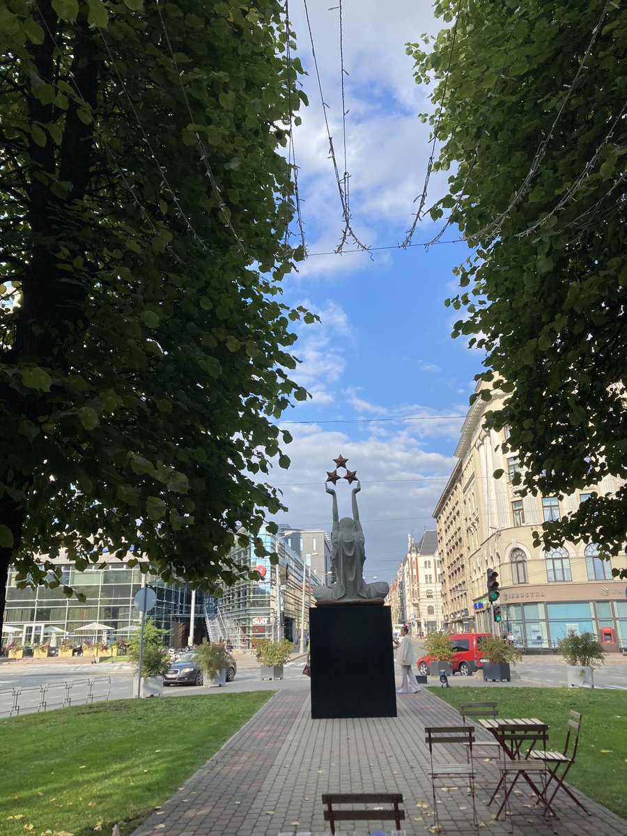 Rīgas Dome izstāda suņa skeletu. Mazais Zaķis - sajūsmināts Zaķis!