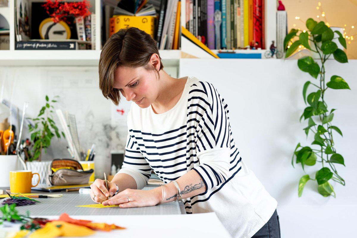 TheWineSociety's tweet image. Meet the Hertfordshire artist behind our latest 1874 cover and discover how the talented Nicola Dobrowolski created our autumnal papercraft scene from scratch: ow.ly/M2jO50G6UVl

[📷:  @ClickSkaPhoto]