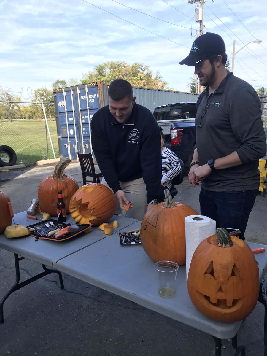TeamNCW's tweet photo. Who's ready for fall? 🙋🙋‍♀️ I know we are ready to drink our pumpkin spice lattes and carve pumpkins 🎃 like we did in 2019!

What's your favorite thing about fall?

#tbt #throwback #thursday #throwbackthursday #fall #teamncw https://t.co/9CN9LfnTW5